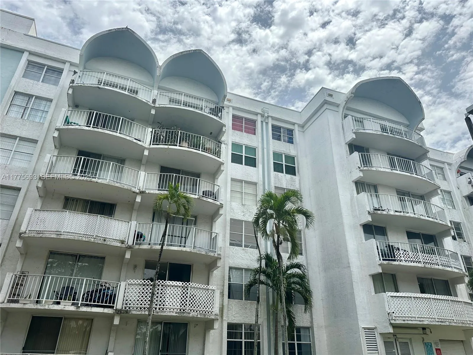 Foto de propiedad en 484 NW 165th St Road A-316, Miami, FL 33169 Miami con MLS# 
