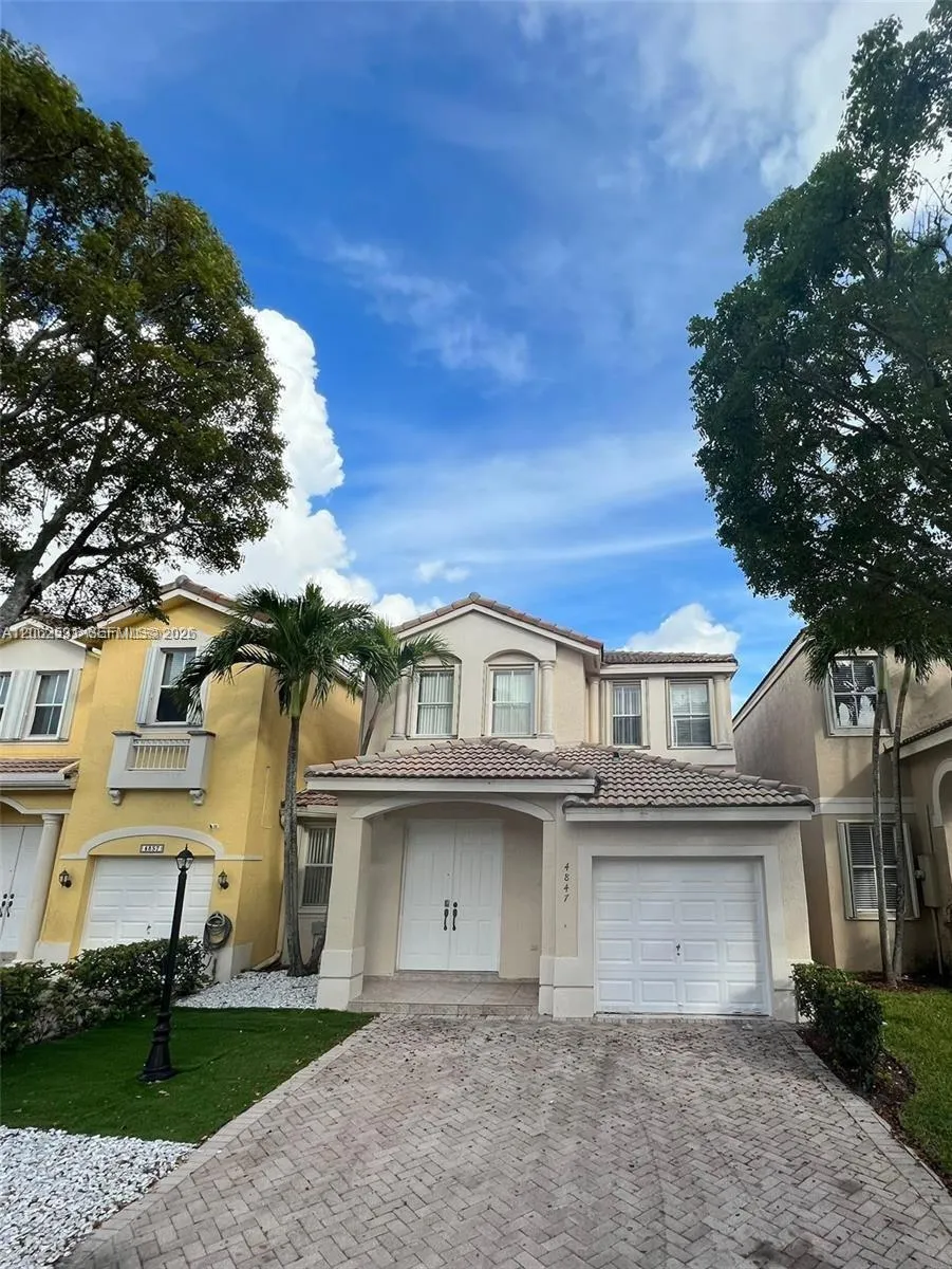Foto de propiedad en 4847 NW 108th Court, Doral, FL 33178 Doral con MLS# 