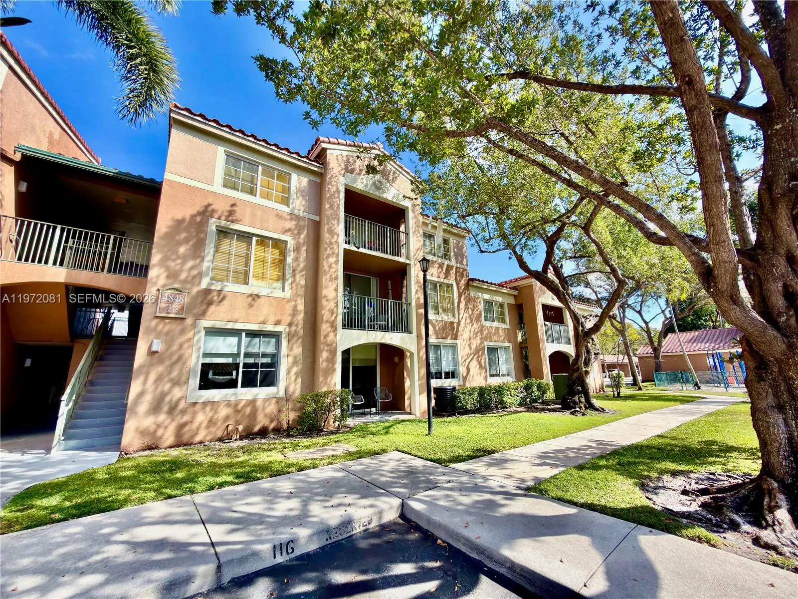 Foto de propiedad en 4848 N State Road 7 4303, Coconut Creek, FL 33073 Coconut Creek con MLS# 