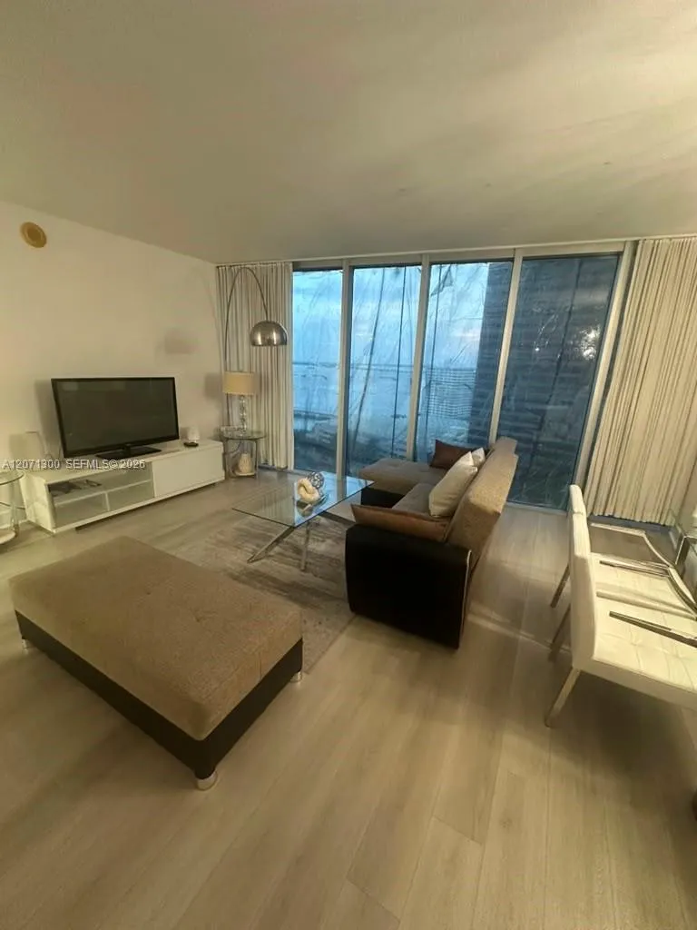 Foto de propiedad en 485 Brickell Avenue 1908, Miami, FL 33131 Miami con MLS# 