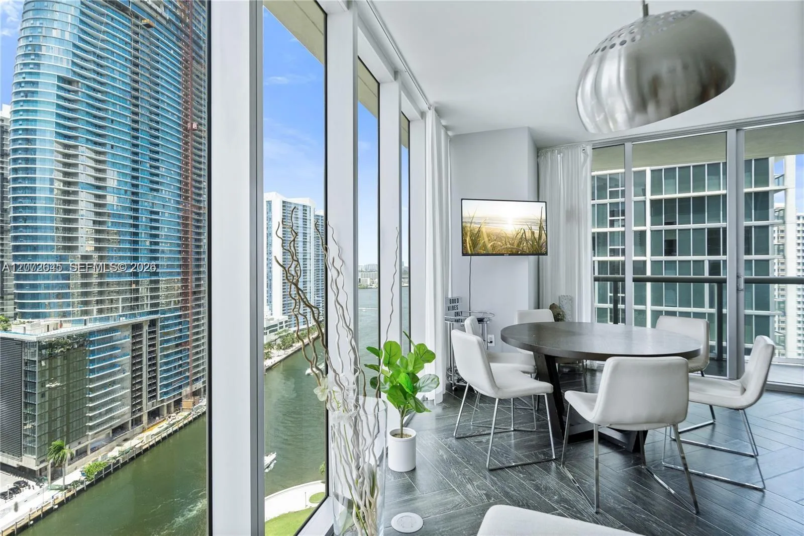 Foto de propiedad en 485 Brickell Avenue 2302, Miami, FL 33131 Miami con MLS# 