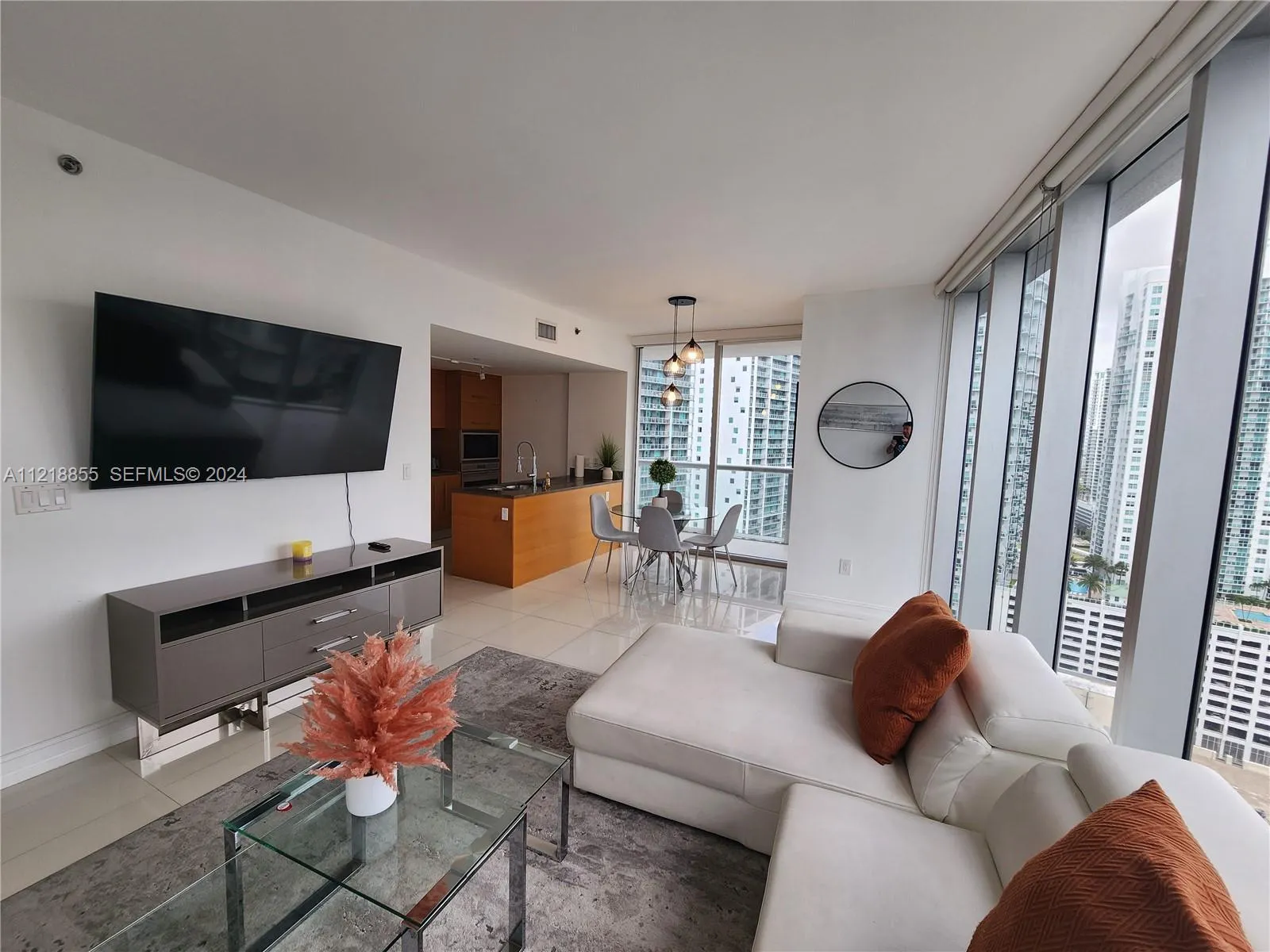Foto de propiedad en 485 Brickell Avenue 2504, Miami, FL 33131 Miami con MLS# 