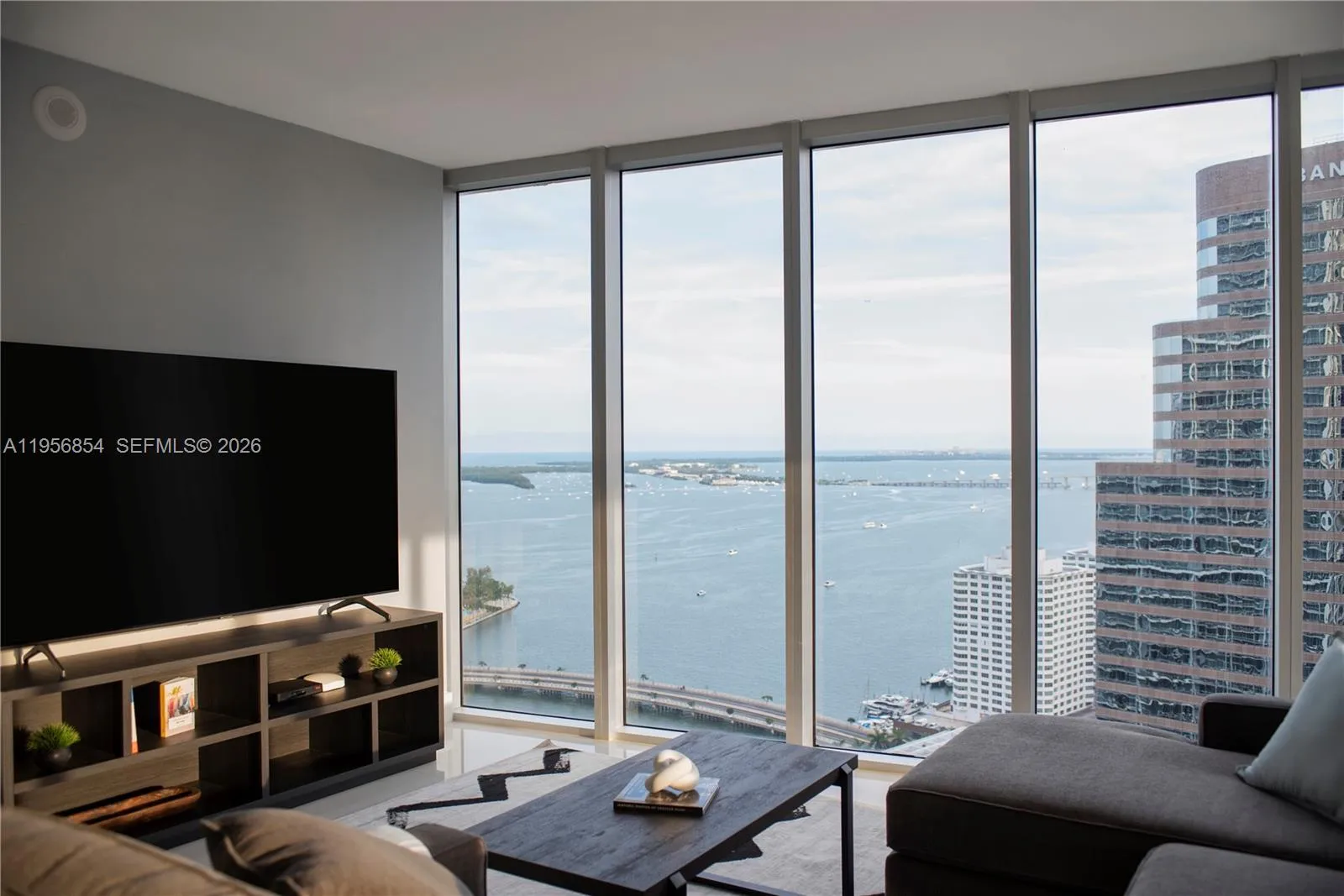 Foto de propiedad en 485 Brickell Avenue 3208, Miami, FL 33131 Miami con MLS# 