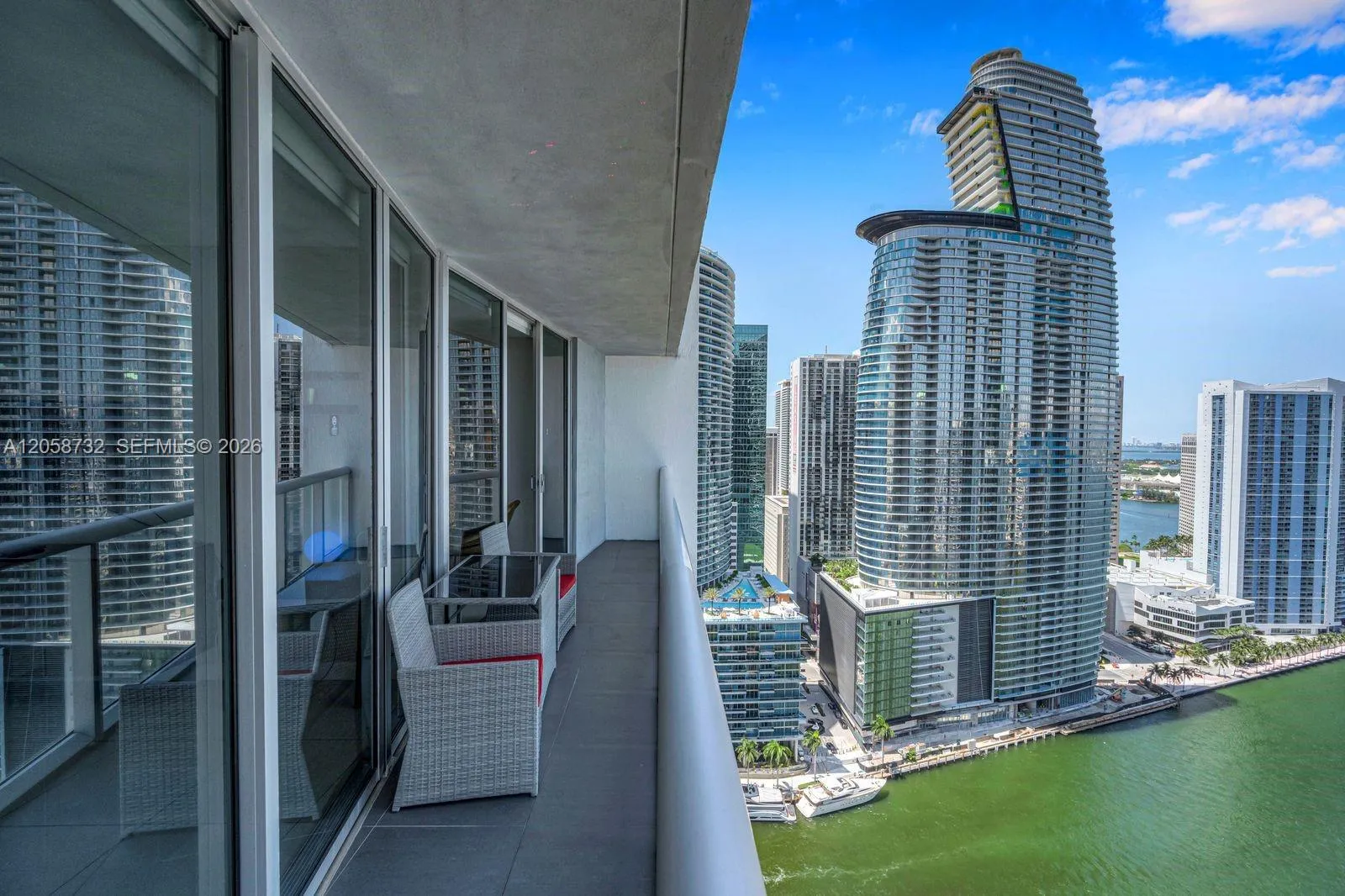Foto de propiedad en 485 Brickell Avenue 3401, Miami, FL 33131 Miami con MLS# 
