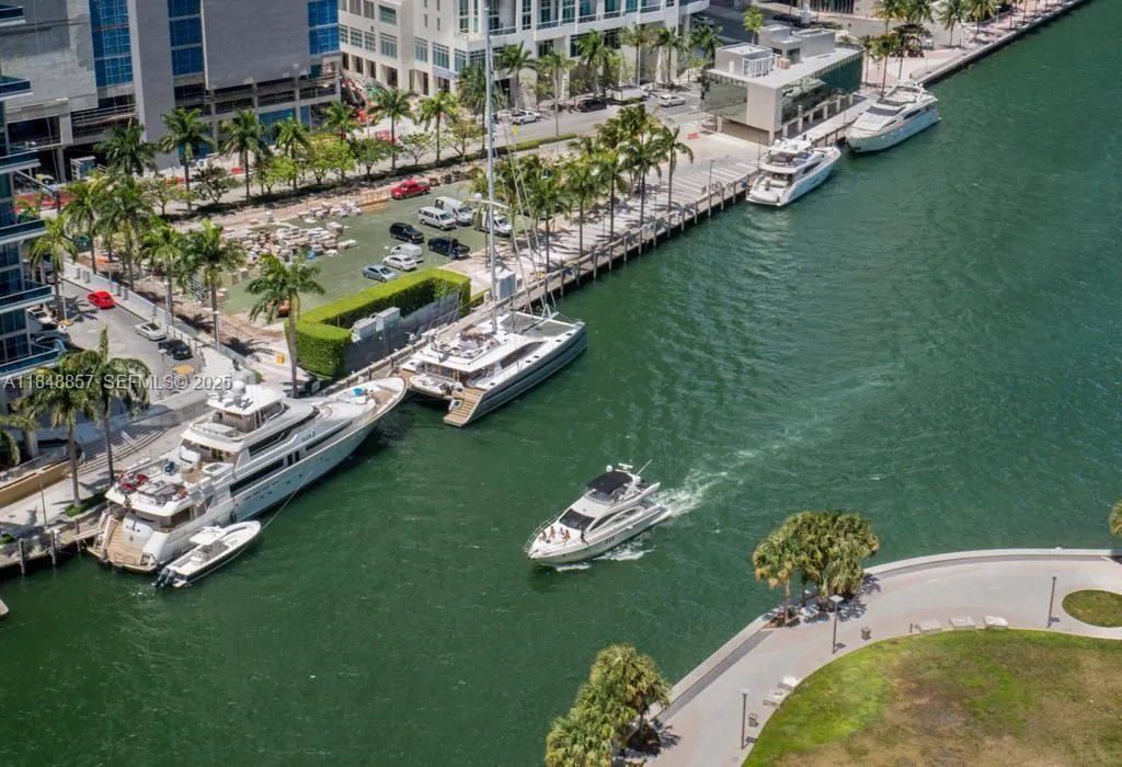 Foto de propiedad en 485 Brickell Avenue 3711, Miami, FL 33131 Miami con MLS# 