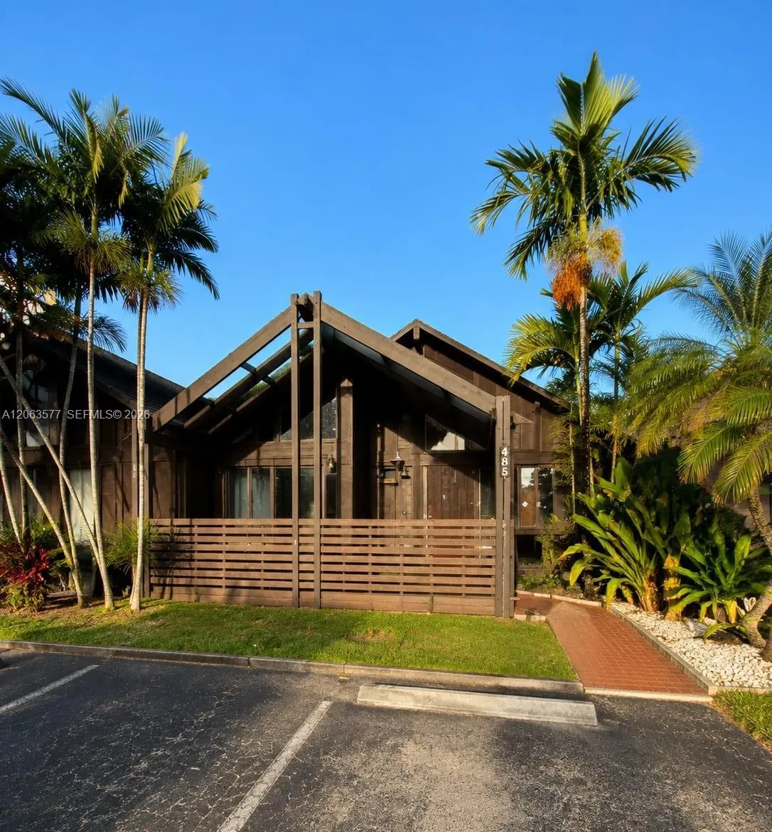 Foto de propiedad en 485 N University Drive 3-6, Plantation, FL 33324 Plantation con MLS# 