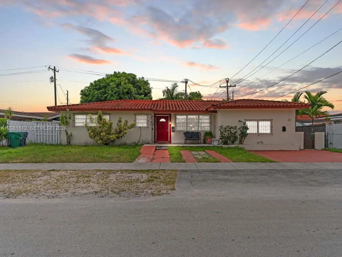 Foto de propiedad en 4850 NW 6th Street, Miami, FL 33126 Miami con MLS# 