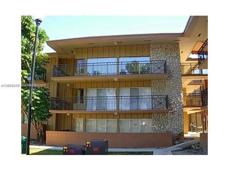 Foto de propiedad en 4850 SW 63rd Terrace 114, Davie, FL 33314 Davie con MLS# 