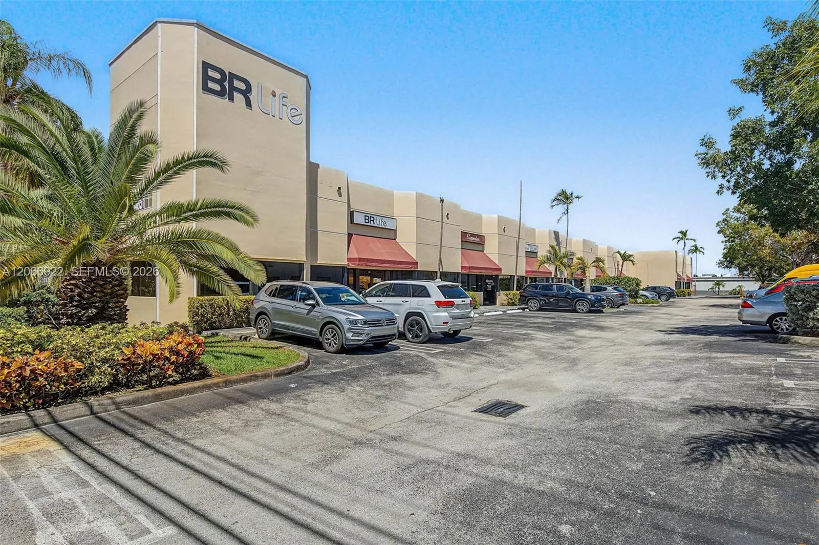 Foto de propiedad en 4851 NW 79th Avenue, Doral, FL 33166 Doral con MLS# 