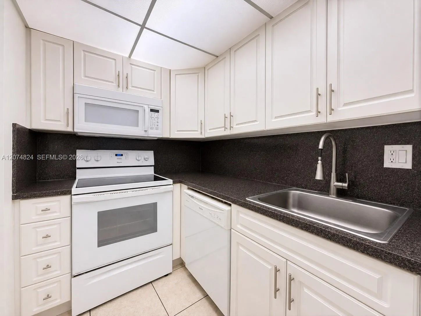 Foto de propiedad en 4855 NW 7th Street 410-6, Miami, FL 33126 Miami con MLS# 