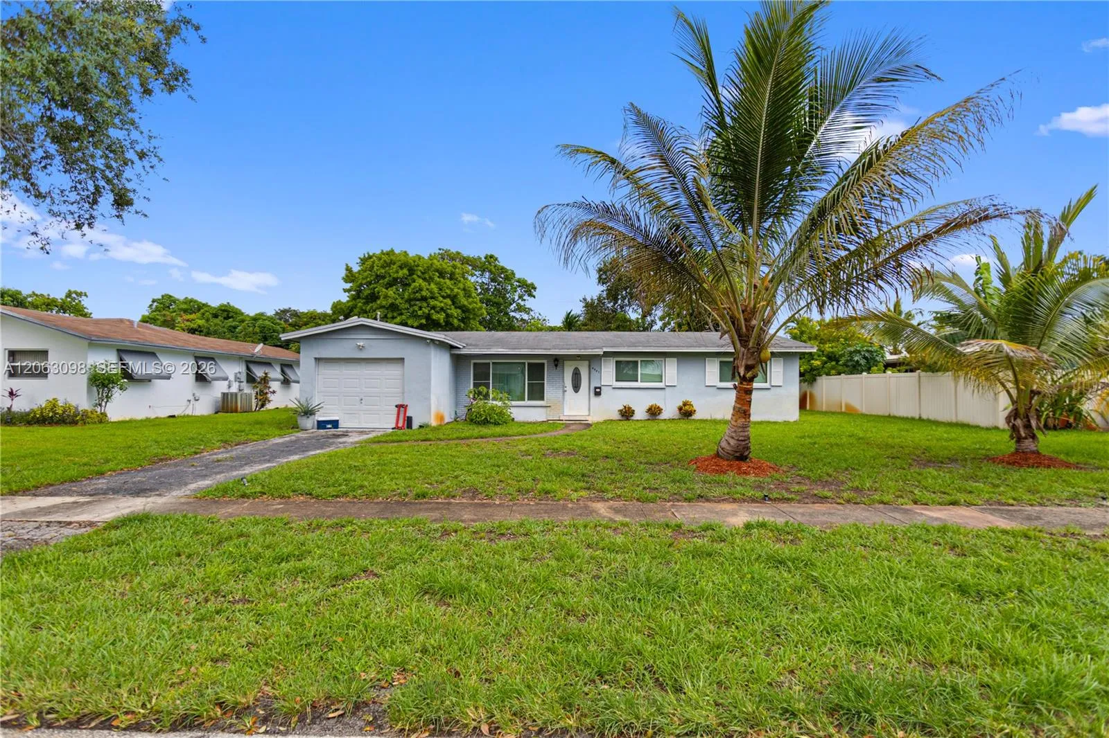 Foto de propiedad en 4857 NW 8th Court, Plantation, FL 33317 Plantation con MLS# 