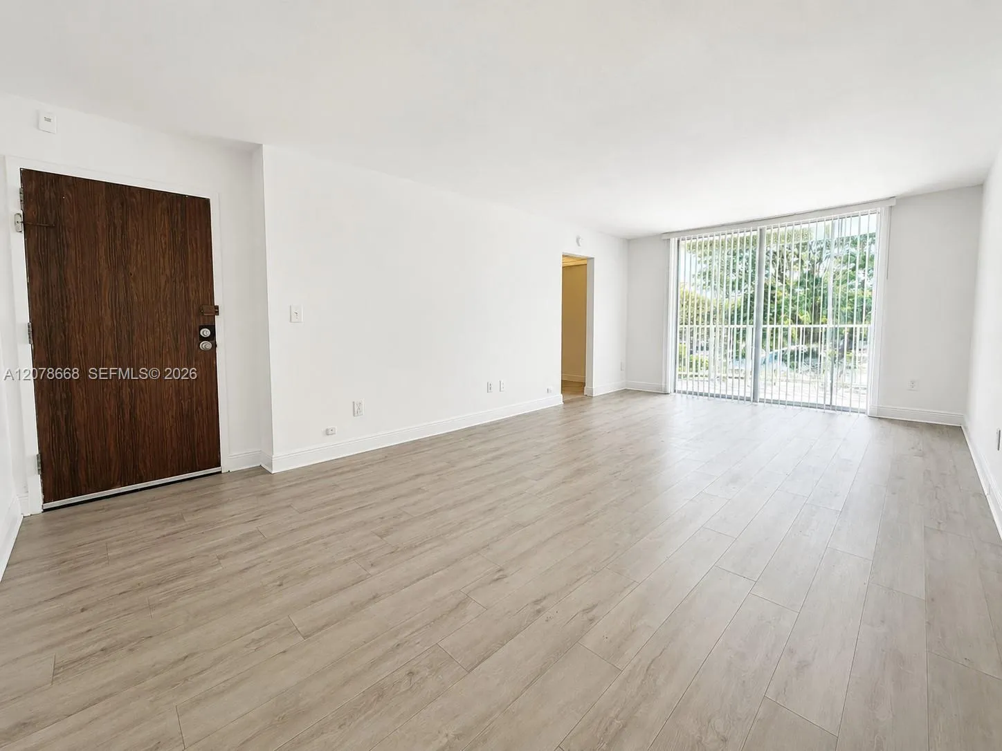 Foto de propiedad en 486 NW 165th St Road B-301, Miami, FL 33169 Miami con MLS# 