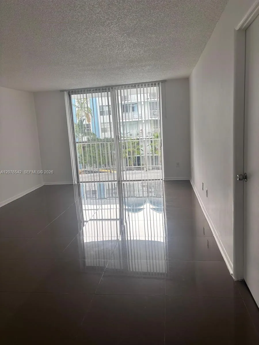 En Renta 486 NW 165th St Road B-308, Miami, FL 33169, Miami, FL 33169