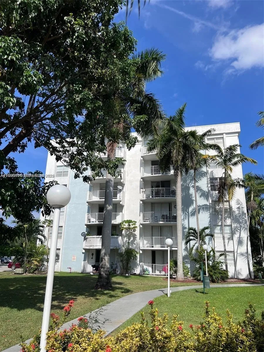 Foto de propiedad en 486 NW 165th St Road B-405, Miami, FL 33169 Miami con MLS# 