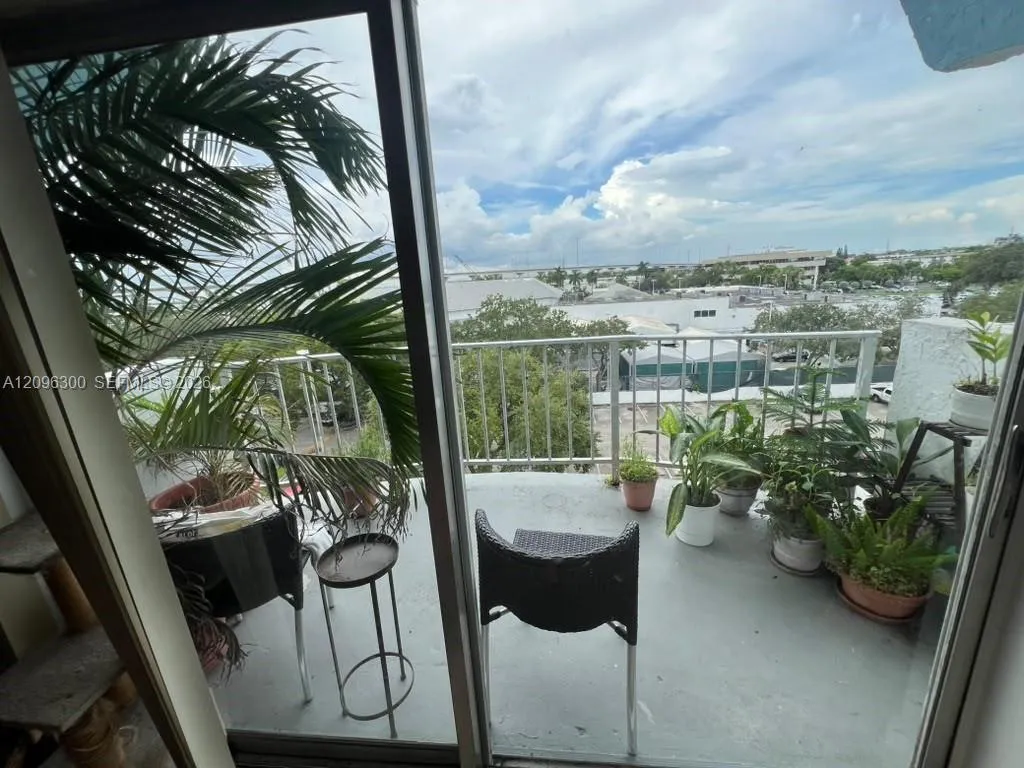 En Venta 486 NW 165th St Road B-603, Miami, FL 33169, Miami, FL 33169