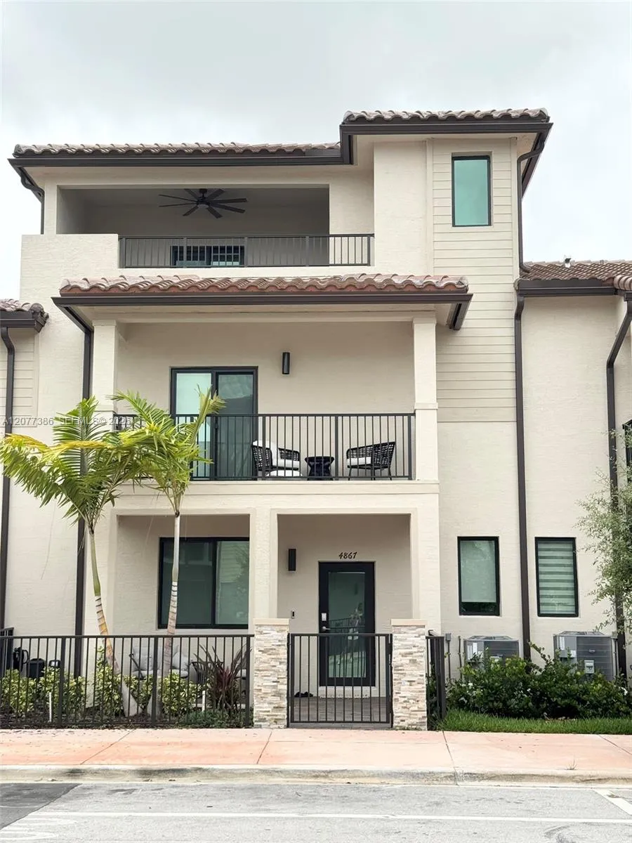 Foto de propiedad en 4867 NW 84th Avenue, Doral, FL 33166 Doral con MLS# 