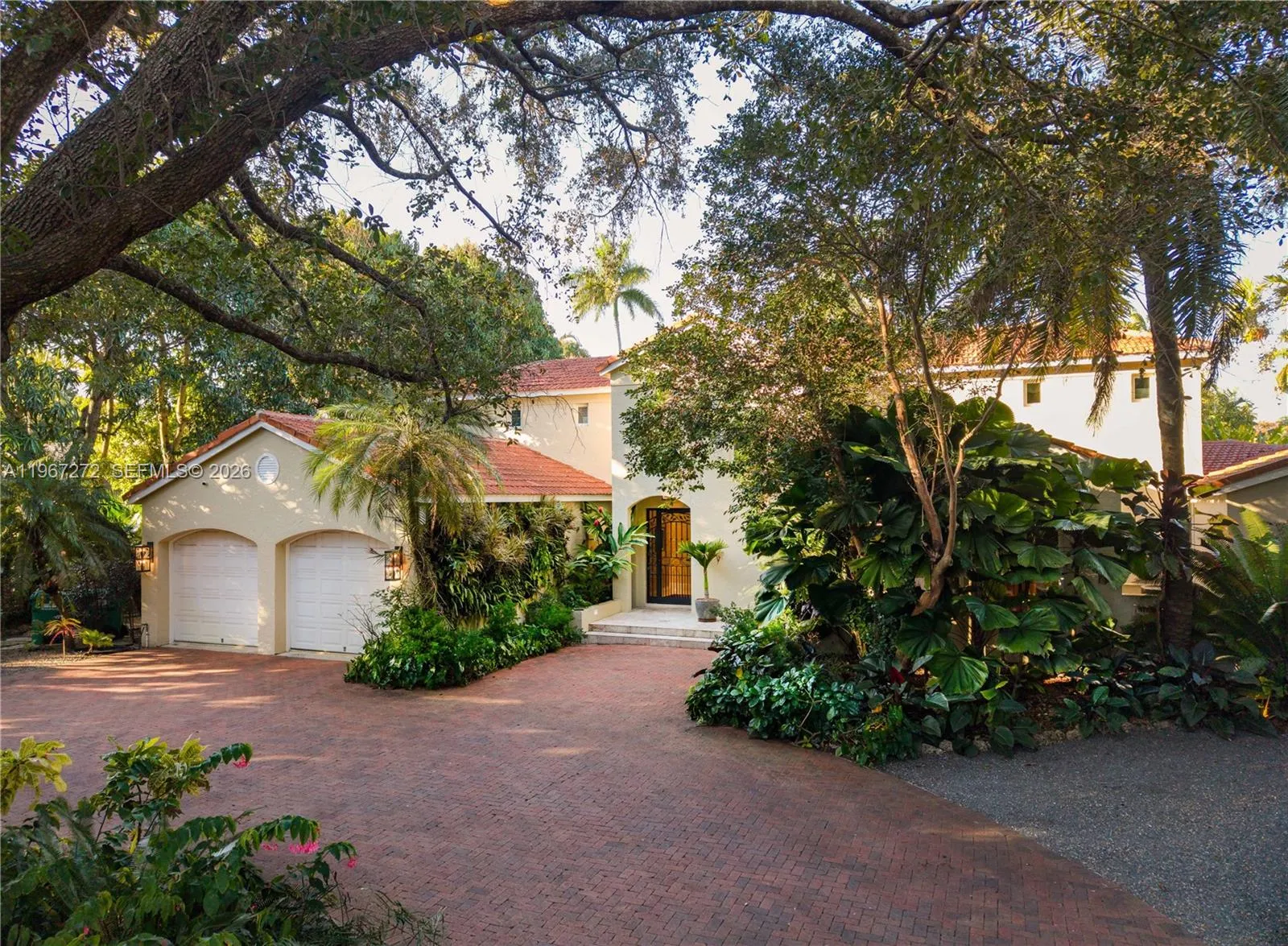 Foto de propiedad en 4867 SW 82nd Street, Miami, FL 33143 Miami con MLS# 