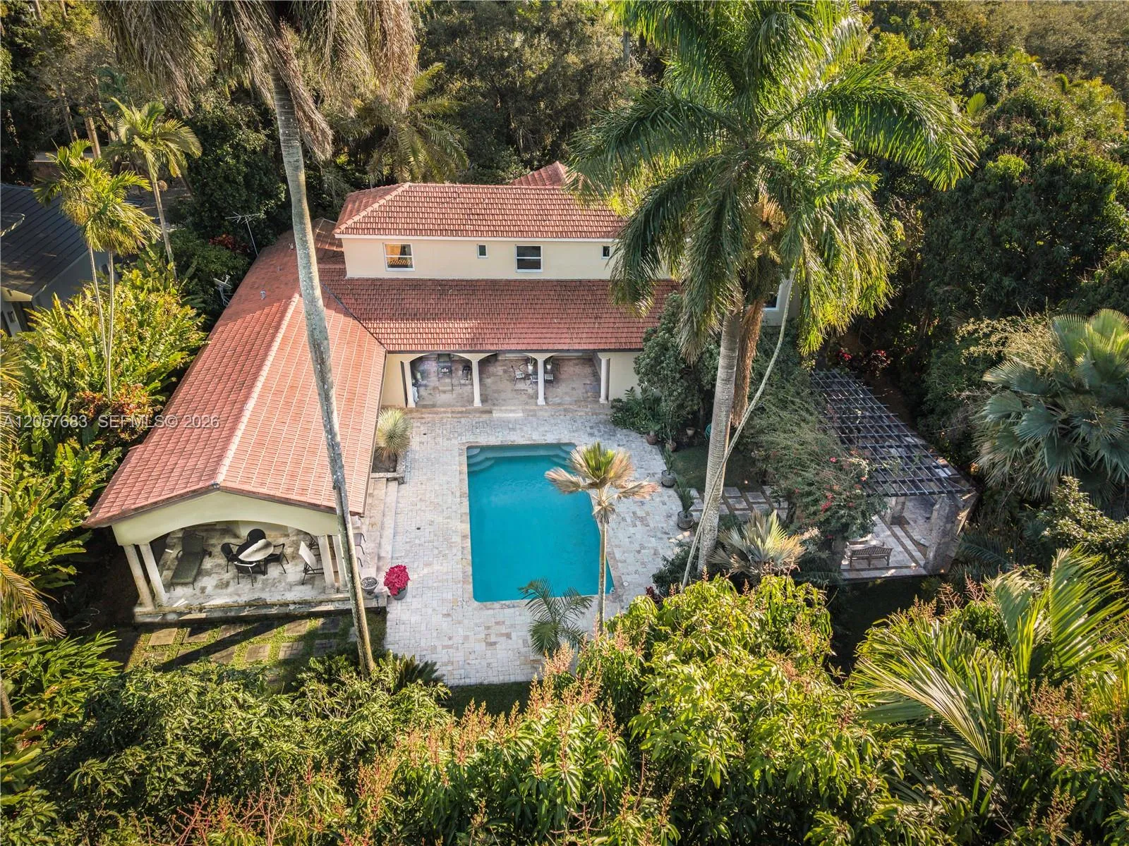 Foto de propiedad en 4867 SW 82nd Street, Miami, FL 33143 Miami con MLS# 