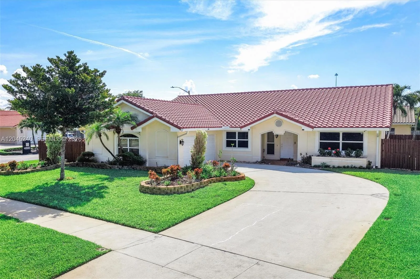 Foto de propiedad en 4870 Hawkes Bluff Avenue, Davie, FL 33331 Davie con MLS# 