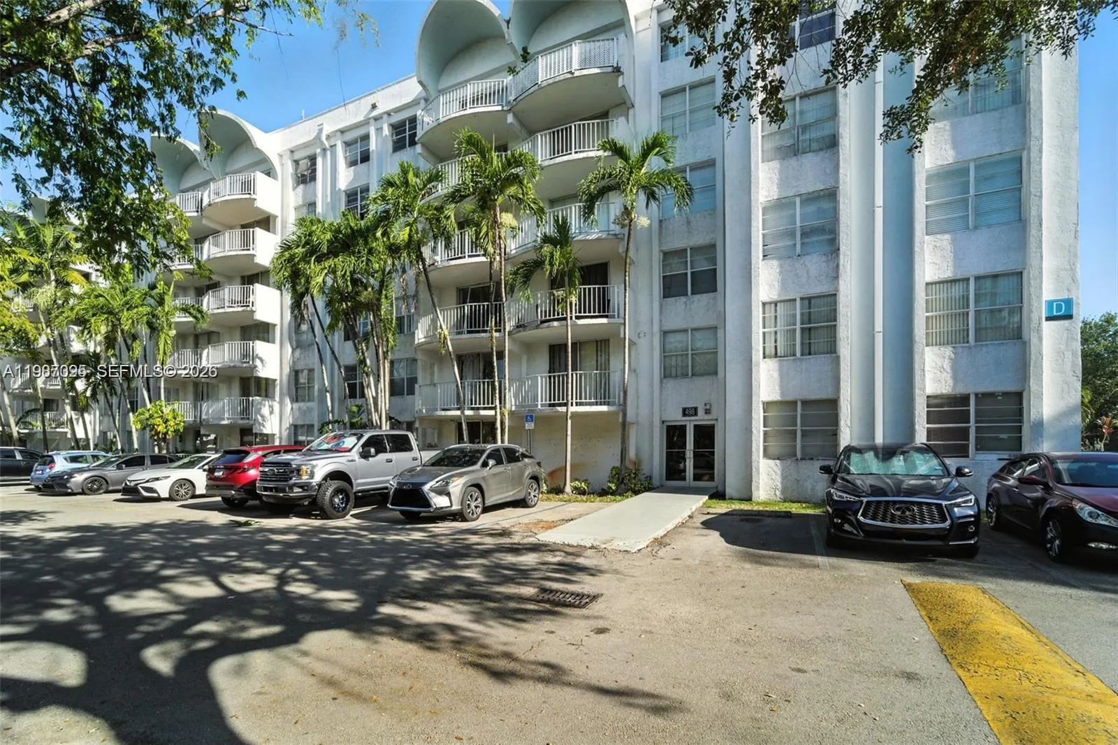 Foto de propiedad en 488 NW 165th St Road B-408, Miami, FL 33169 Miami con MLS# 