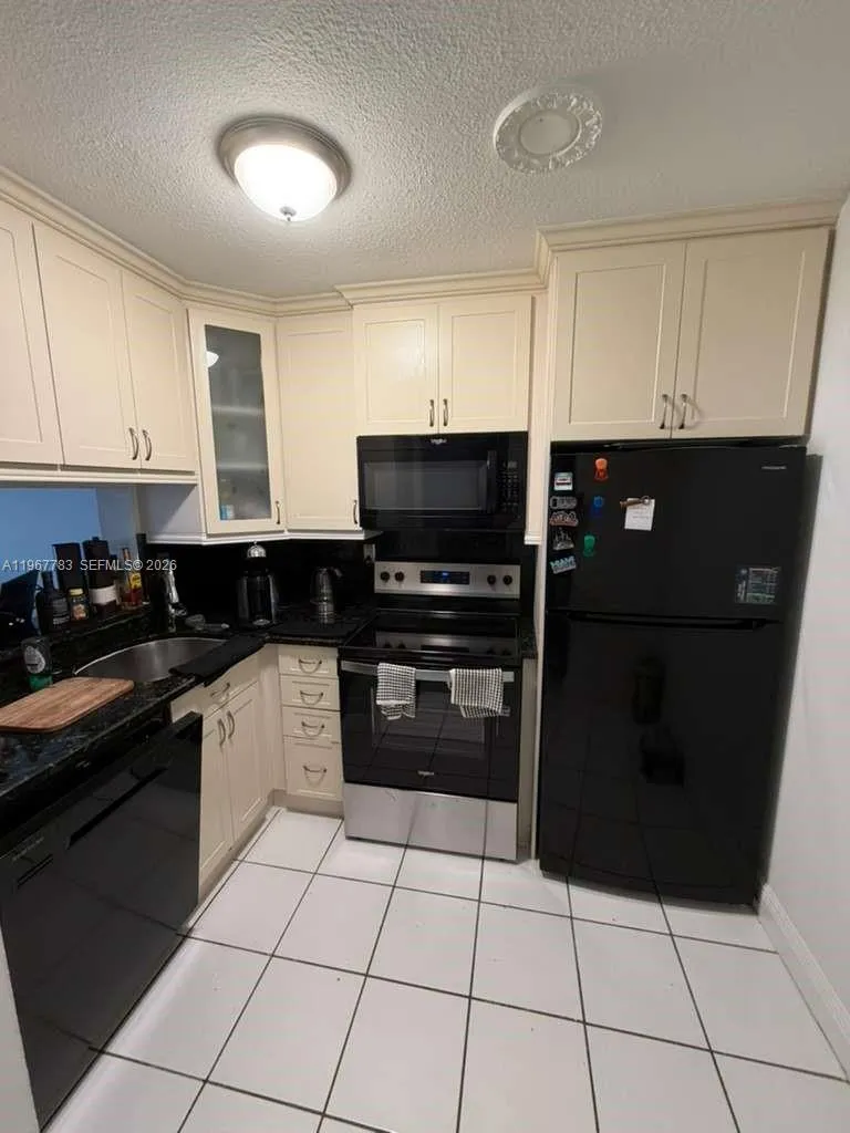 Foto de propiedad en 488 NW 165th St Road B-614, Miami, FL 33169 Miami con MLS# 