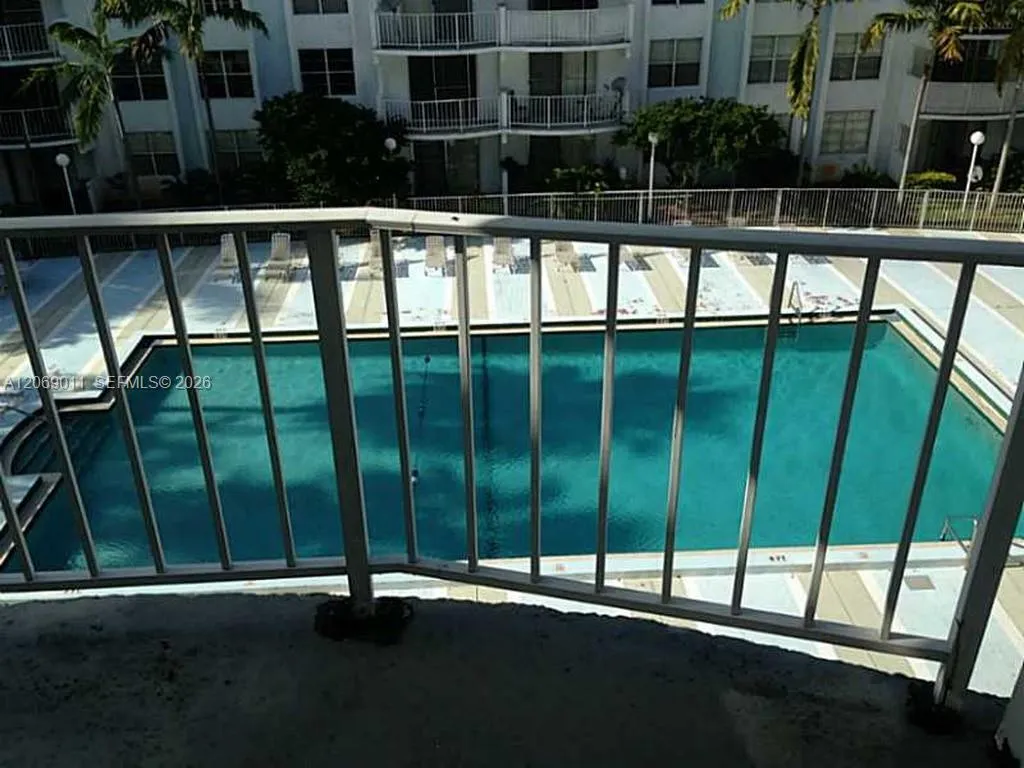 Foto de propiedad en 488 NW 165th St Road B-614, Miami, FL 33169 Miami con MLS# 
