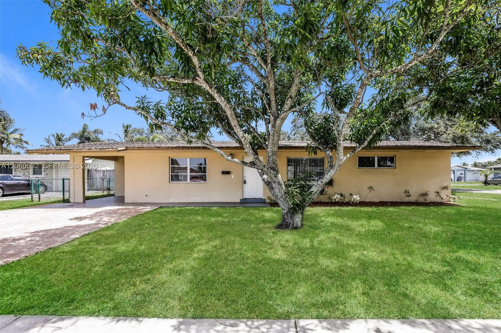 Foto de propiedad en 4896 NW 6th Court, Plantation, FL 33317 Plantation con MLS# 