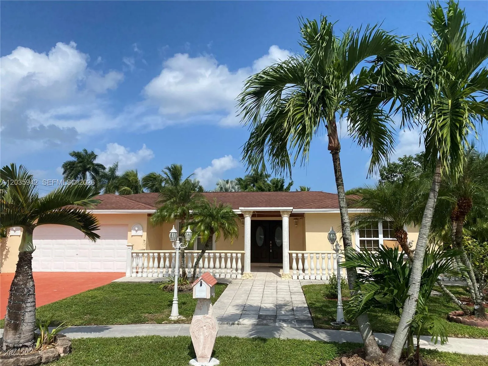 Foto de propiedad en 490 Bonaventure Boulevard, Weston, FL 33326 Weston con MLS# 