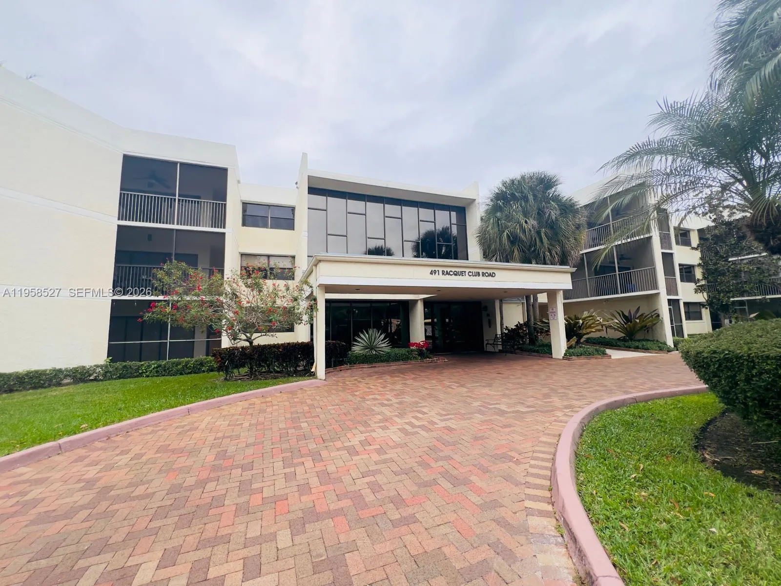 Foto de propiedad en 491 Racquet Club Road 211, Weston, FL 33326 Weston con MLS# 