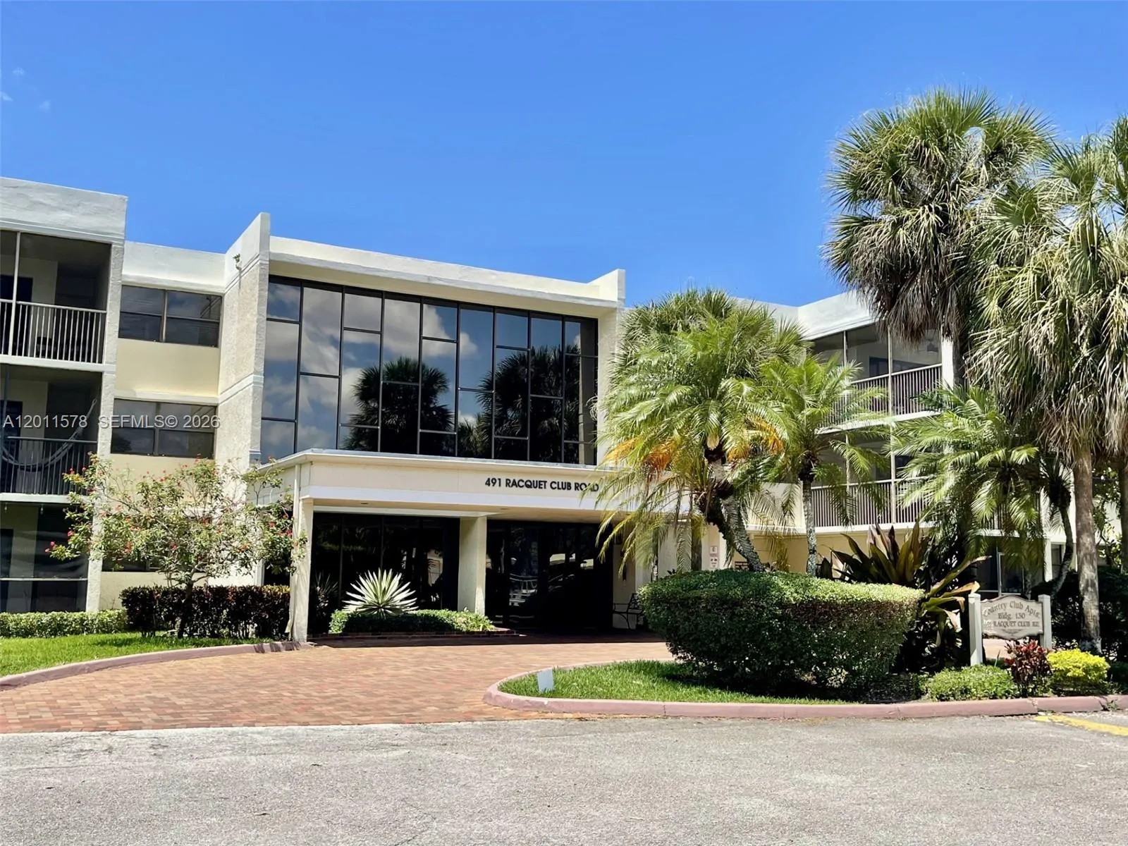 Foto de propiedad en 491 Racquet Club Road 303, Weston, FL 33326 Weston con MLS# 