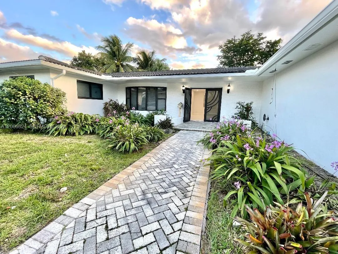 Foto de propiedad en 4910 Jefferson Street, Hollywood, FL 33021 Hollywood con MLS# 