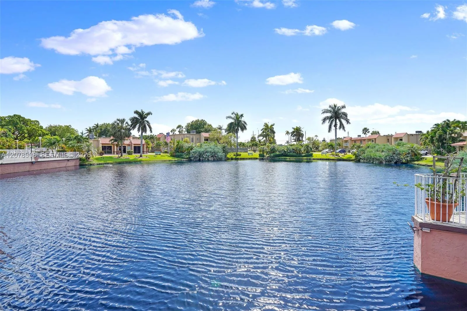 Foto de propiedad en 4910 NW 79th Avenue 201, Doral, FL 33166 Doral con MLS# 