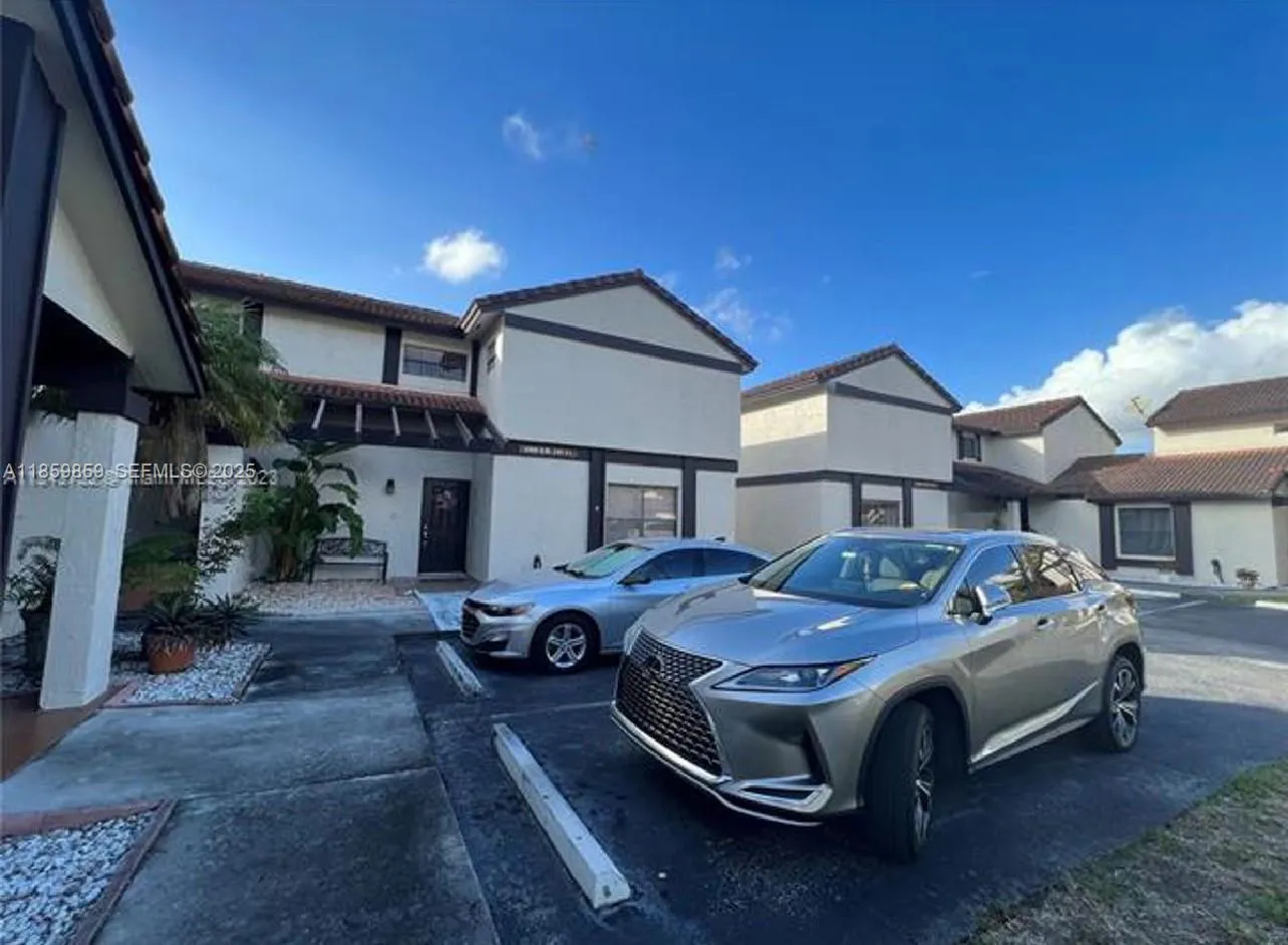 Vendido 4910 SW 149th Court 11B, Miami, FL 33185, Miami, FL 33185