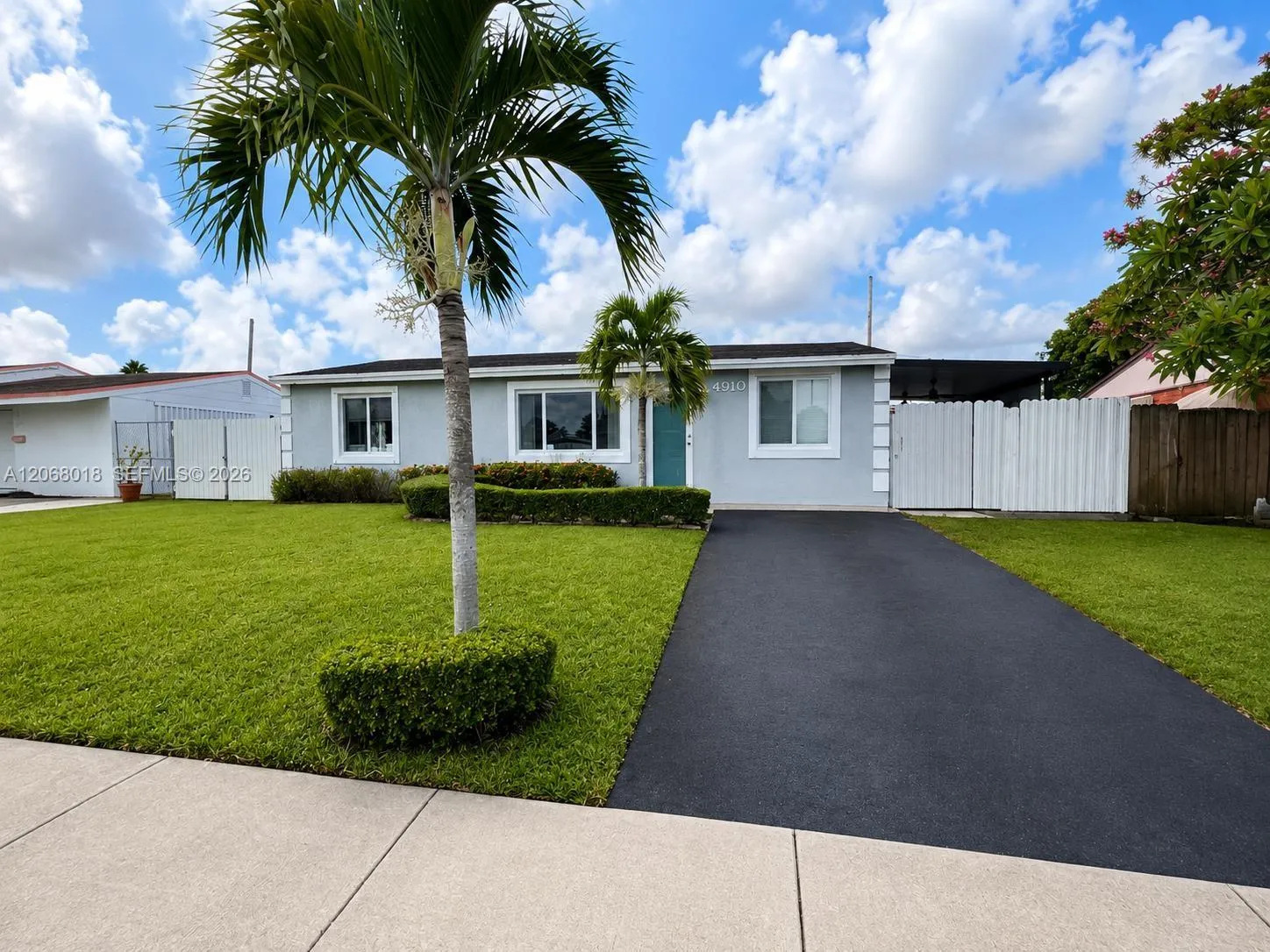 Foto de propiedad en 4910 SW 16th Street, Fort Lauderdale, FL 33317 Fort Lauderdale con MLS# 