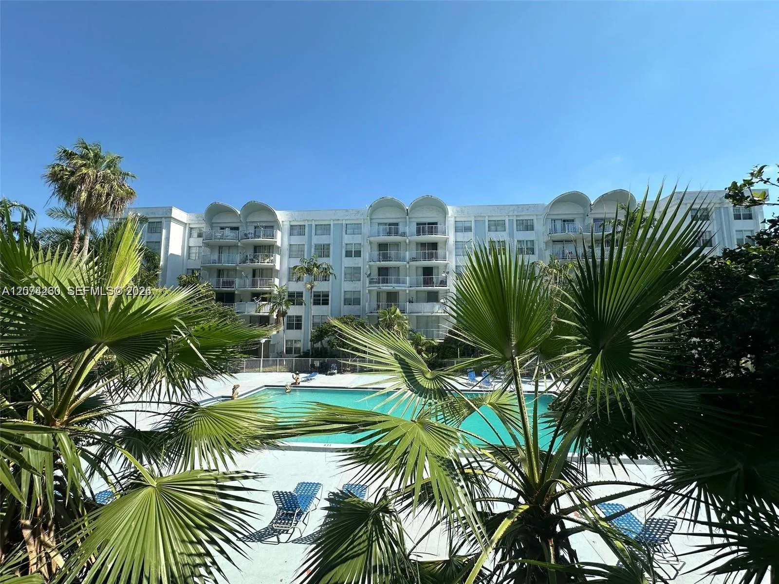 Foto de propiedad en 492 NW 165th St Road C-210, Miami, FL 33169 Miami con MLS# 