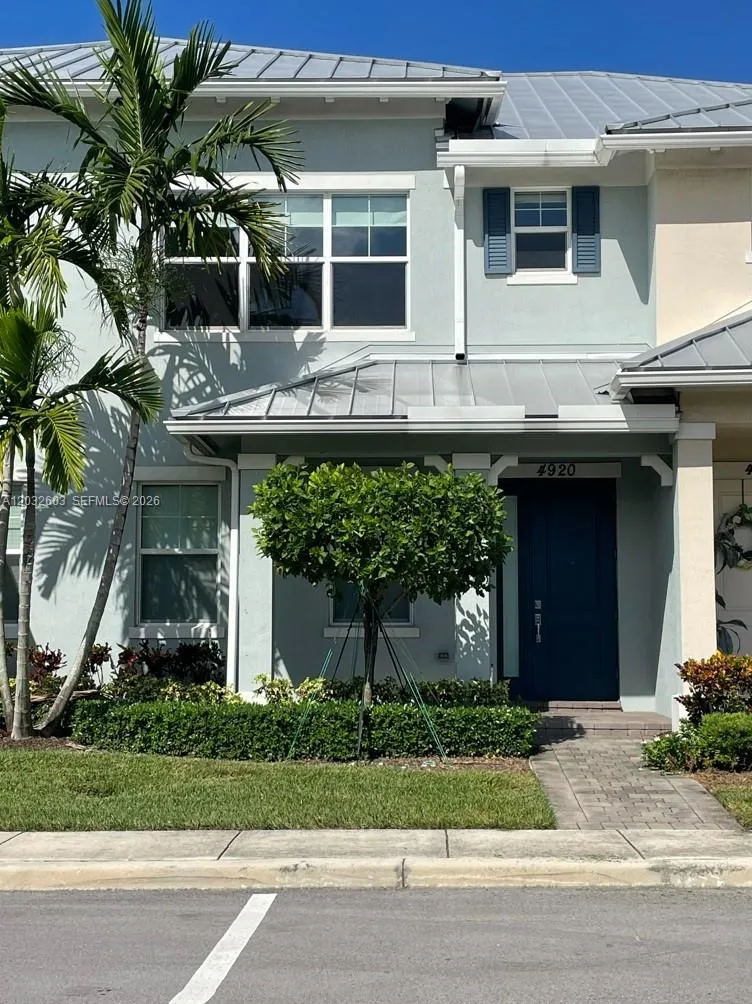 Foto de propiedad en 4920 Eucalyptus Drive 2, Hollywood, FL 33021 Hollywood con MLS# 