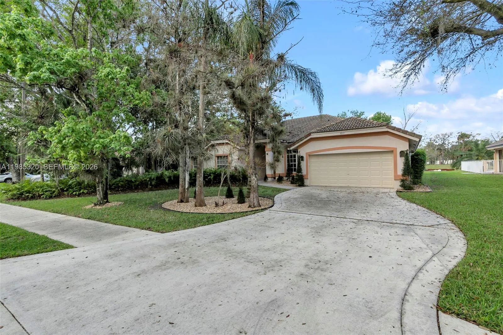 Foto de propiedad en 4927 NW 67th Avenue, Lauderhill, FL 33319 Lauderhill con MLS# 