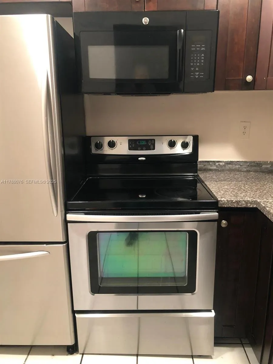 Foto de propiedad en 494 NW 165th St Road C-102, Miami, FL 33169 Miami con MLS# 