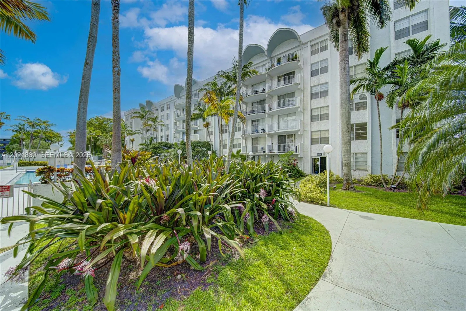 Foto de propiedad en 494 NW 165th St Road C-205, Miami, FL 33169 Miami con MLS# 