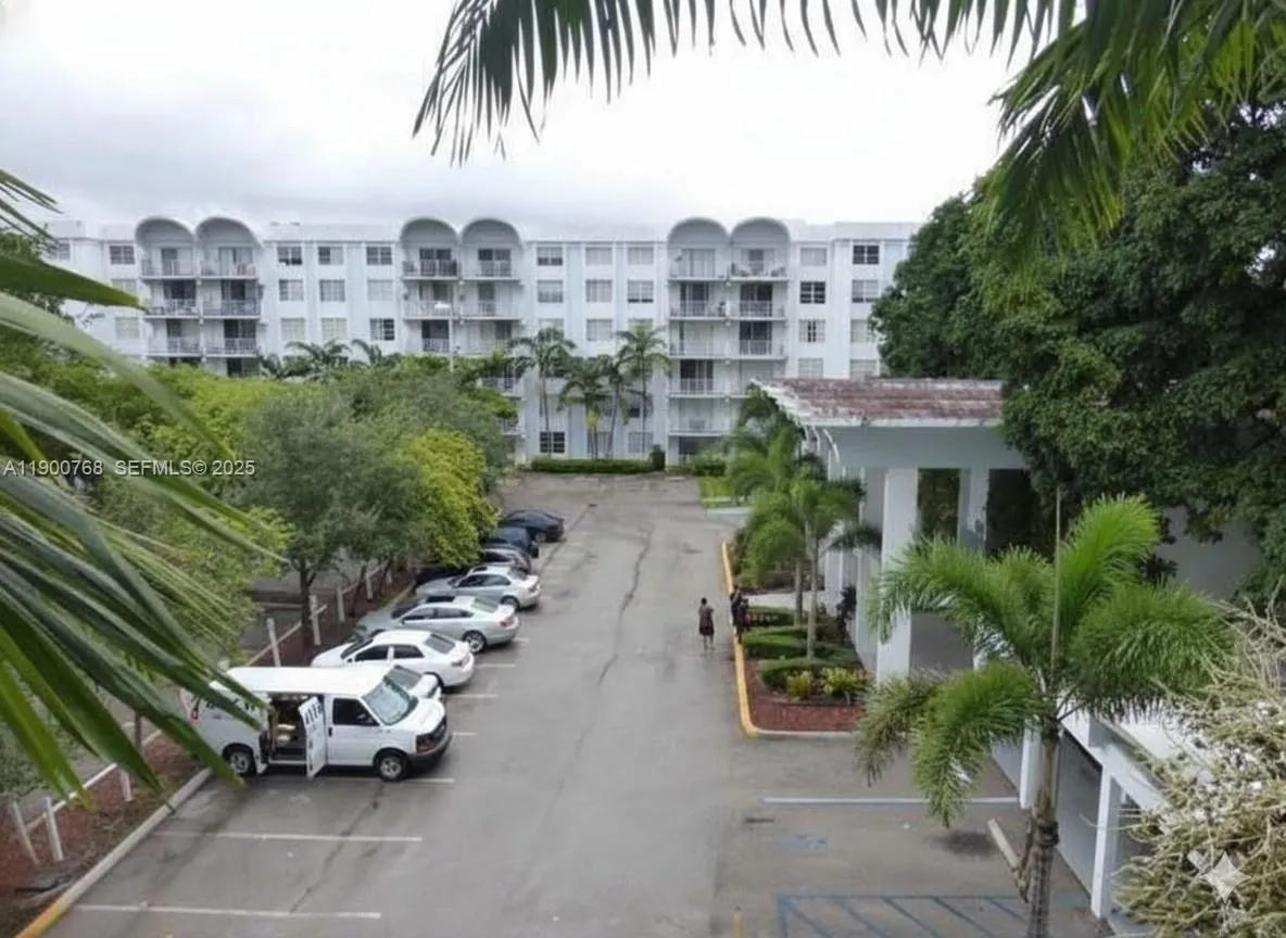 Foto de propiedad en 494 NW 165th St Road C-602, Miami, FL 33169 Miami con MLS# 