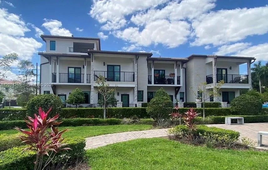 Foto de propiedad en 4940 NW 83rd Avenue 4940, Doral, FL 33166 Doral con MLS# 