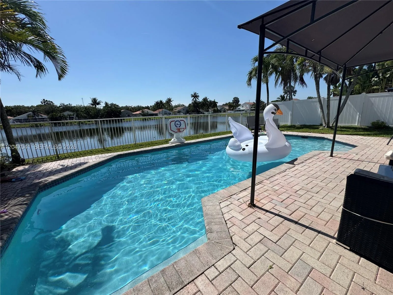 Foto de propiedad en 4943 SW 33rd Way, Hollywood, FL 33312 Hollywood con MLS# 