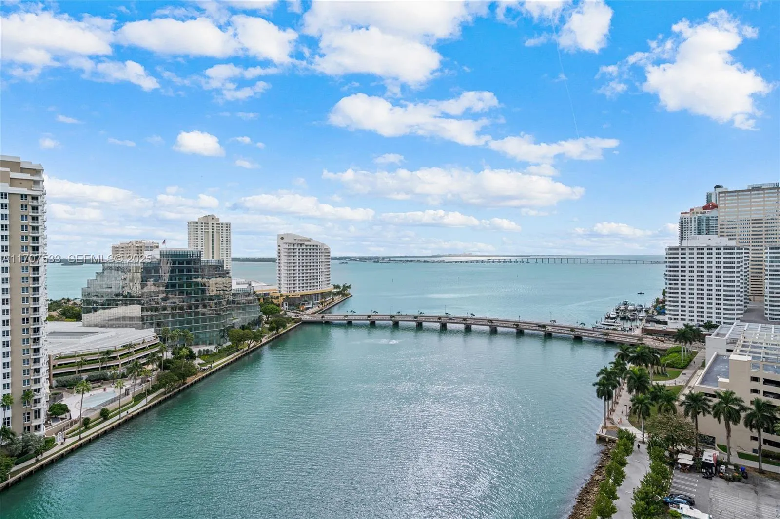 Foto de propiedad en 495 Brickell Avenue 1702, Miami, FL 33131 Miami con MLS# 