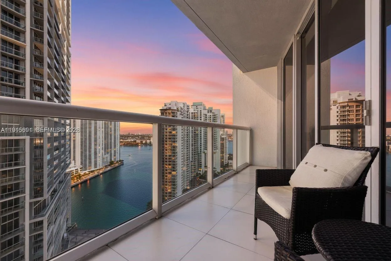 Foto de propiedad en 495 Brickell Avenue 2206, Miami, FL 33131 Miami con MLS# 