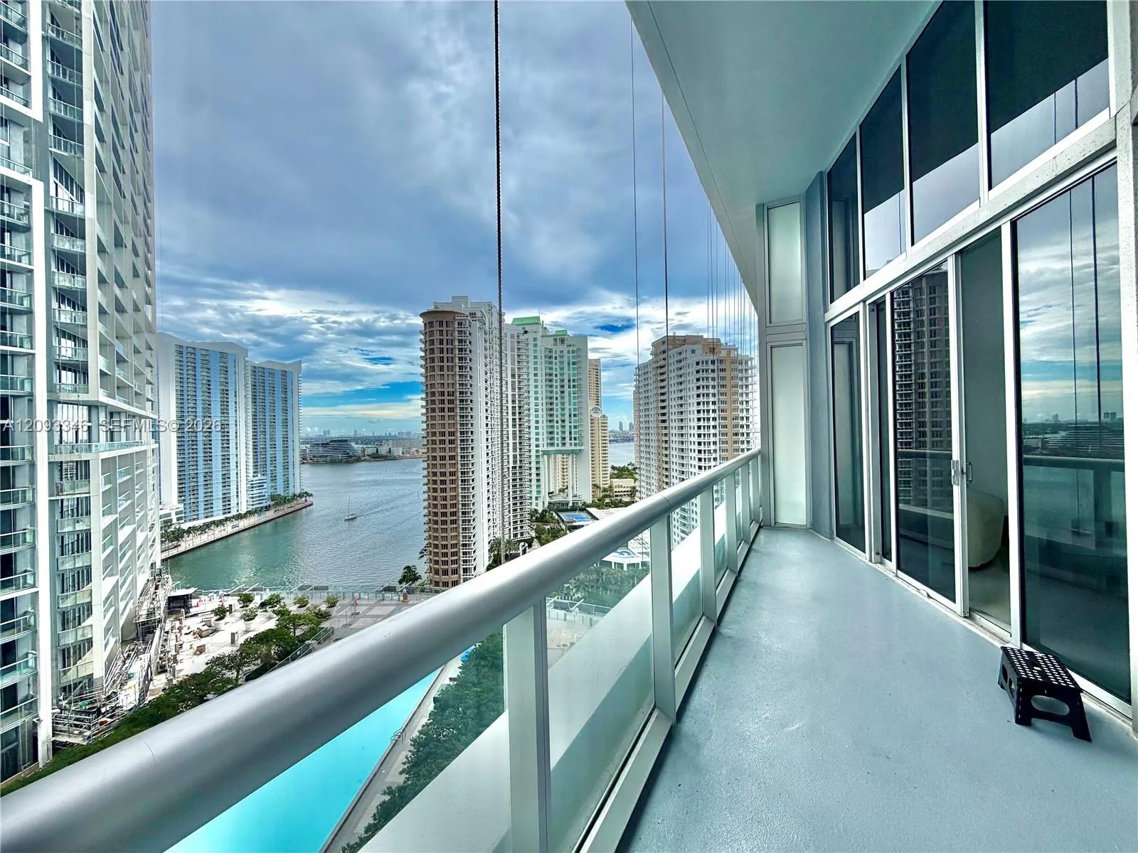 Foto de propiedad en 495 Brickell Avenue 2206, Miami, FL 33131 Miami con MLS# 