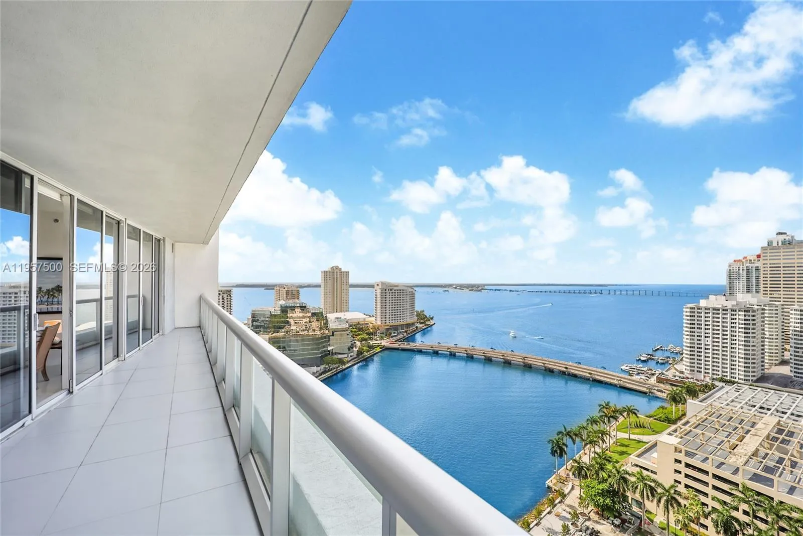 Foto de propiedad en 495 Brickell Avenue 2303, Miami, FL 33131 Miami con MLS# 