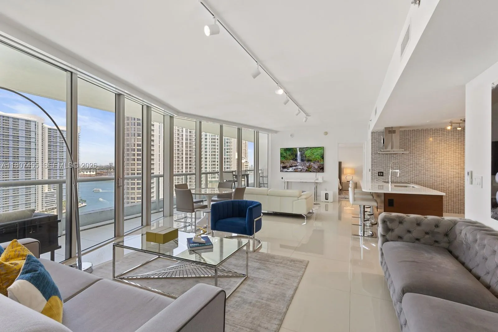 Foto de propiedad en 495 Brickell Avenue 2304, Miami, FL 33131 Miami con MLS# 