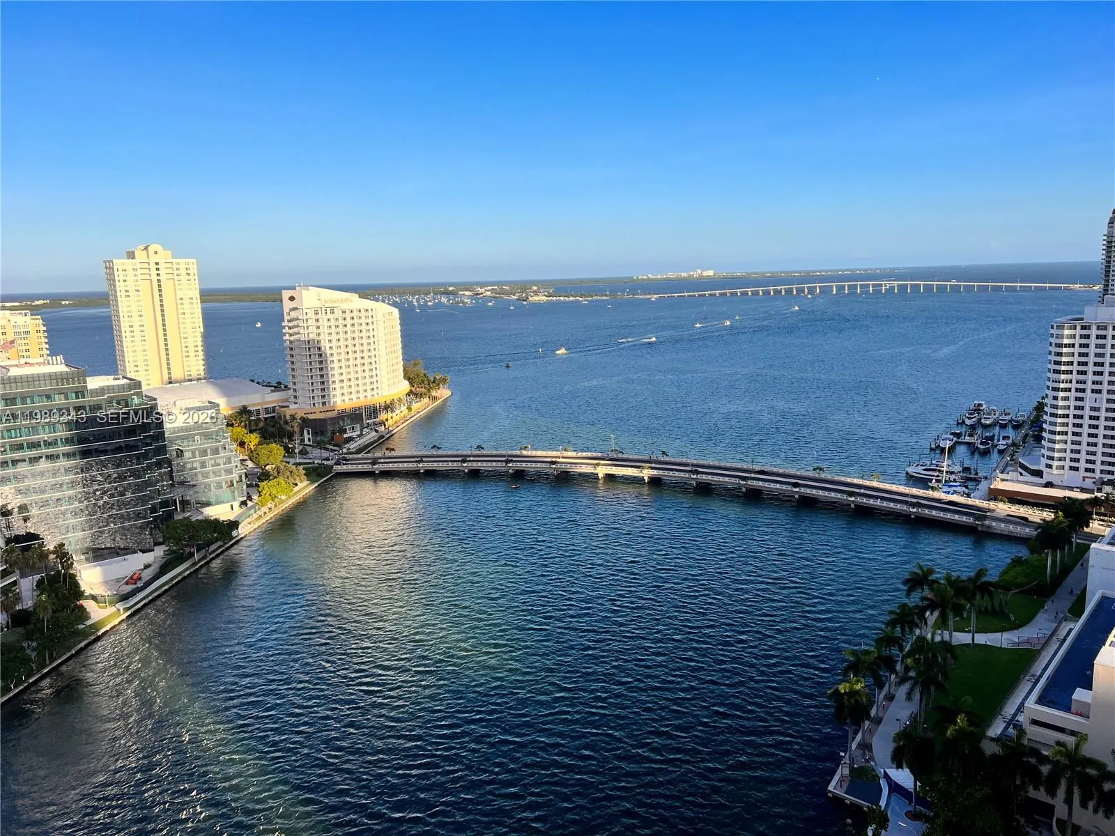 Foto de propiedad en 495 Brickell Avenue 2401, Miami, FL 33131 Miami con MLS# 