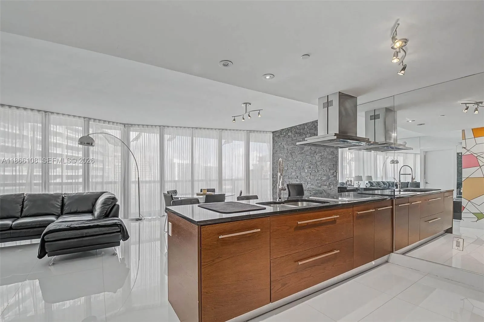 Foto de propiedad en 495 Brickell Avenue 3504, Miami, FL 33131 Miami con MLS# 