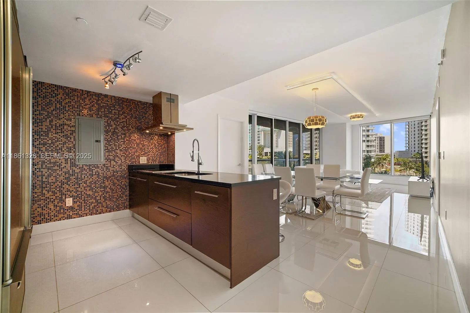 Foto de propiedad en 495 Brickell Avenue 402, Miami, FL 33131 Miami con MLS# 